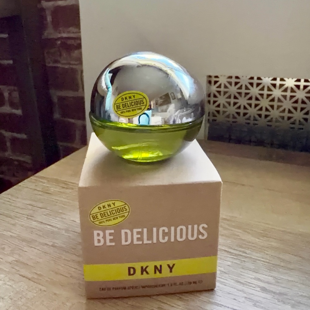 DKNY Be Delicious Eau de Parfum Spray - Green & Silver Apple Design